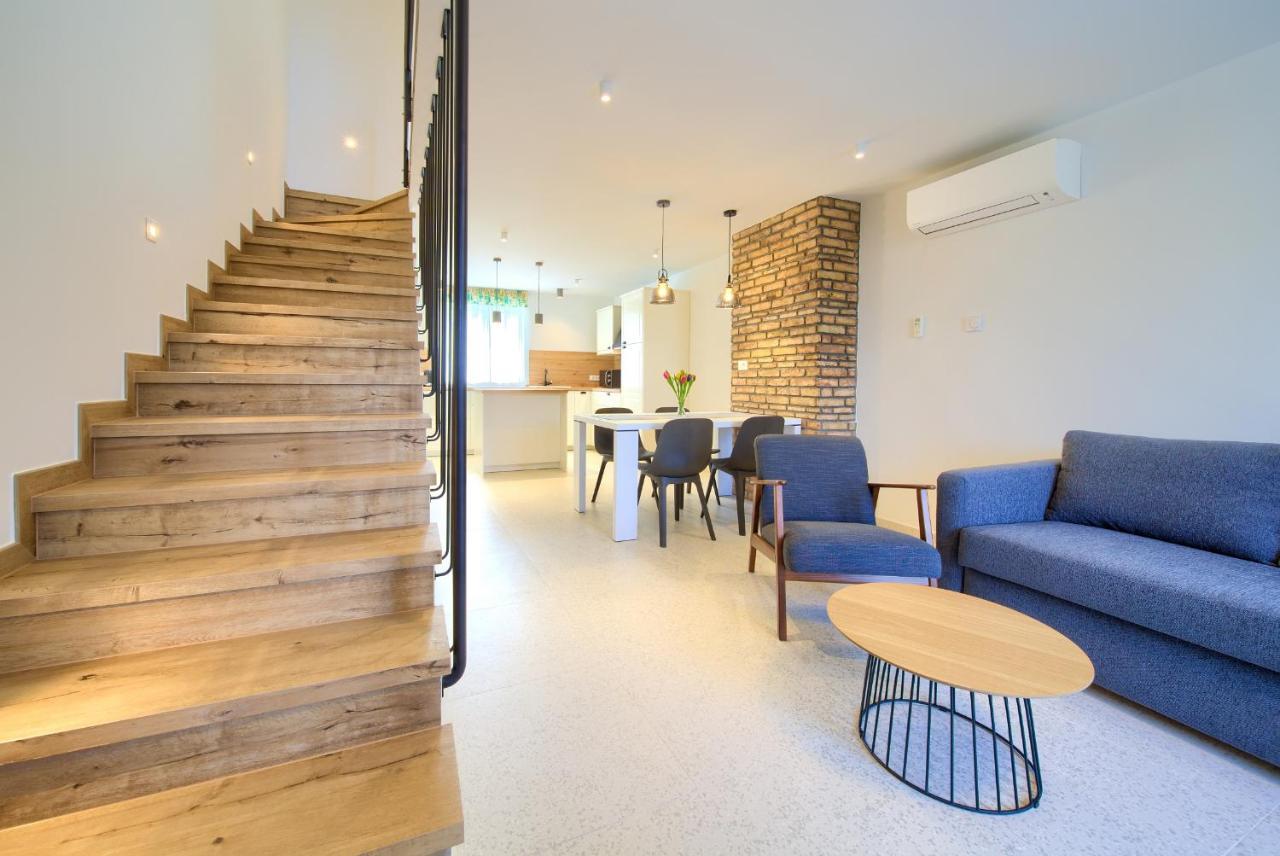 Apartman Placa Njivice Exteriör bild