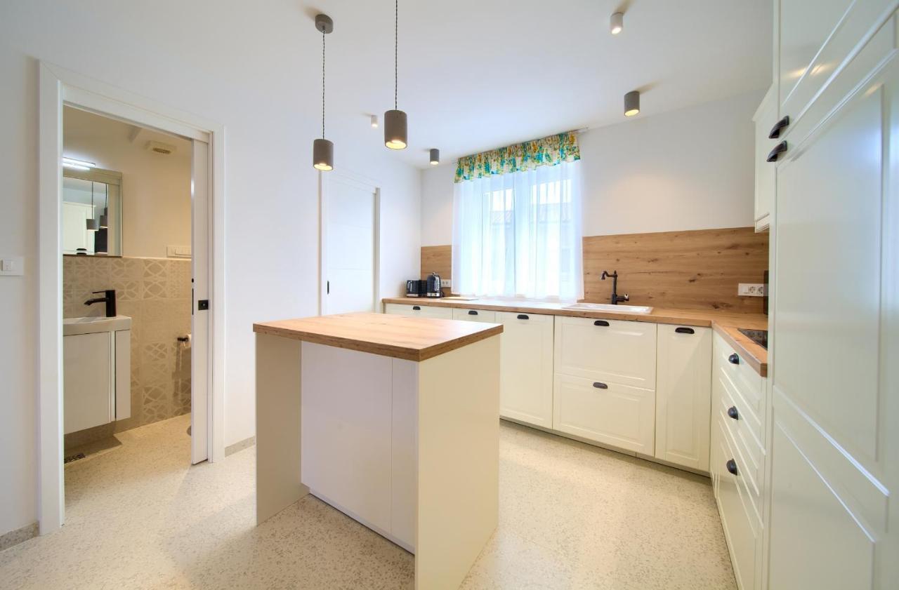 Apartman Placa Njivice Exteriör bild