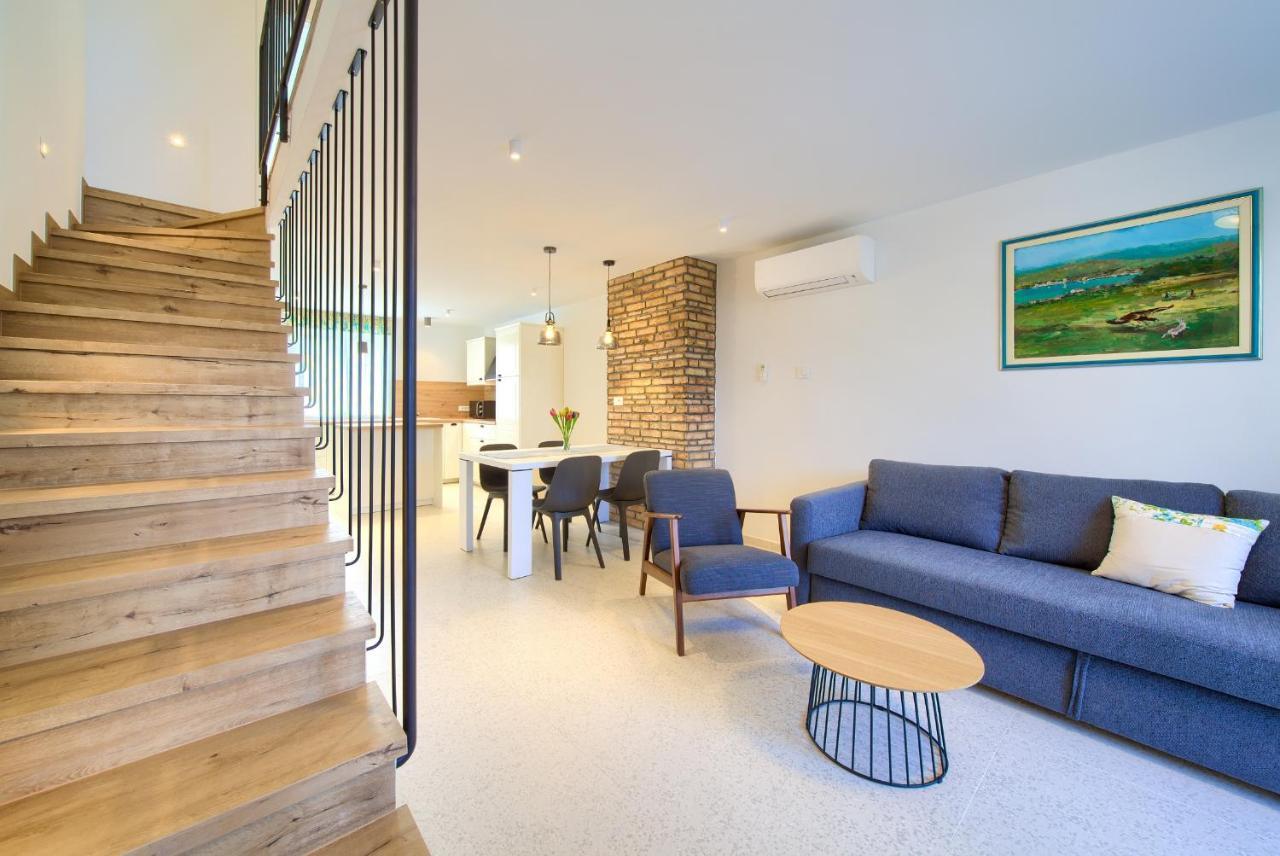Apartman Placa Njivice Exteriör bild