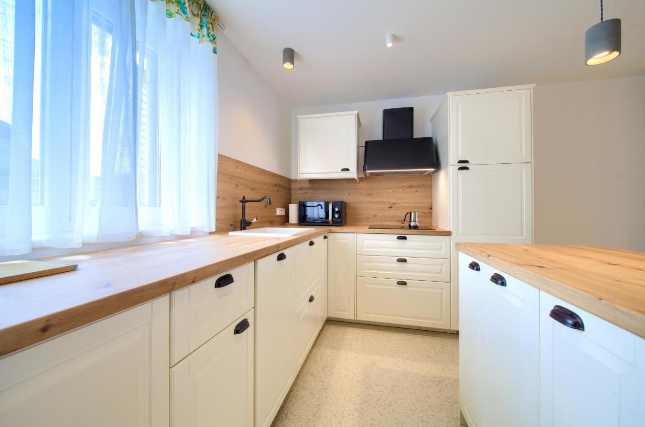 Apartman Placa Njivice Exteriör bild