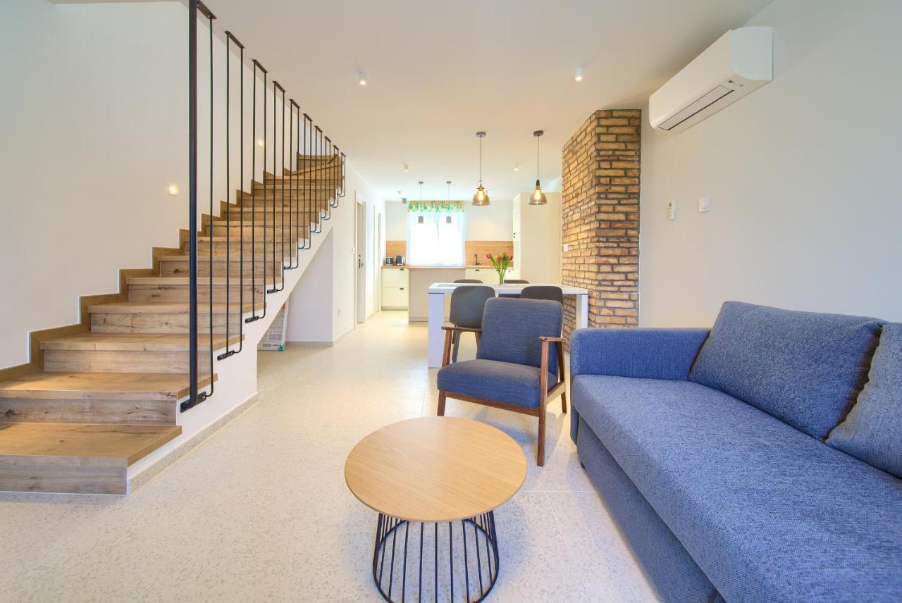 Apartman Placa Njivice Exteriör bild