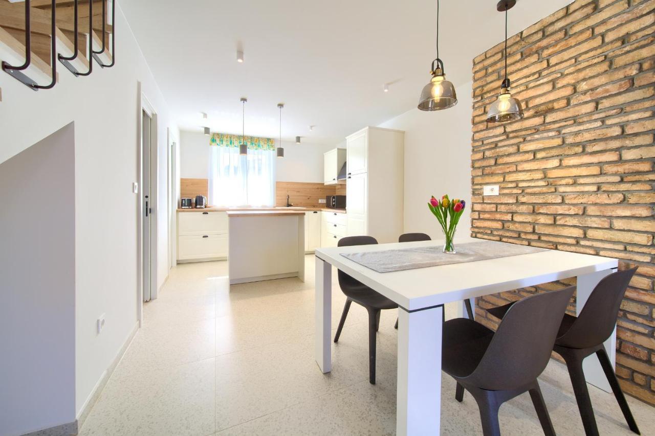 Apartman Placa Njivice Exteriör bild