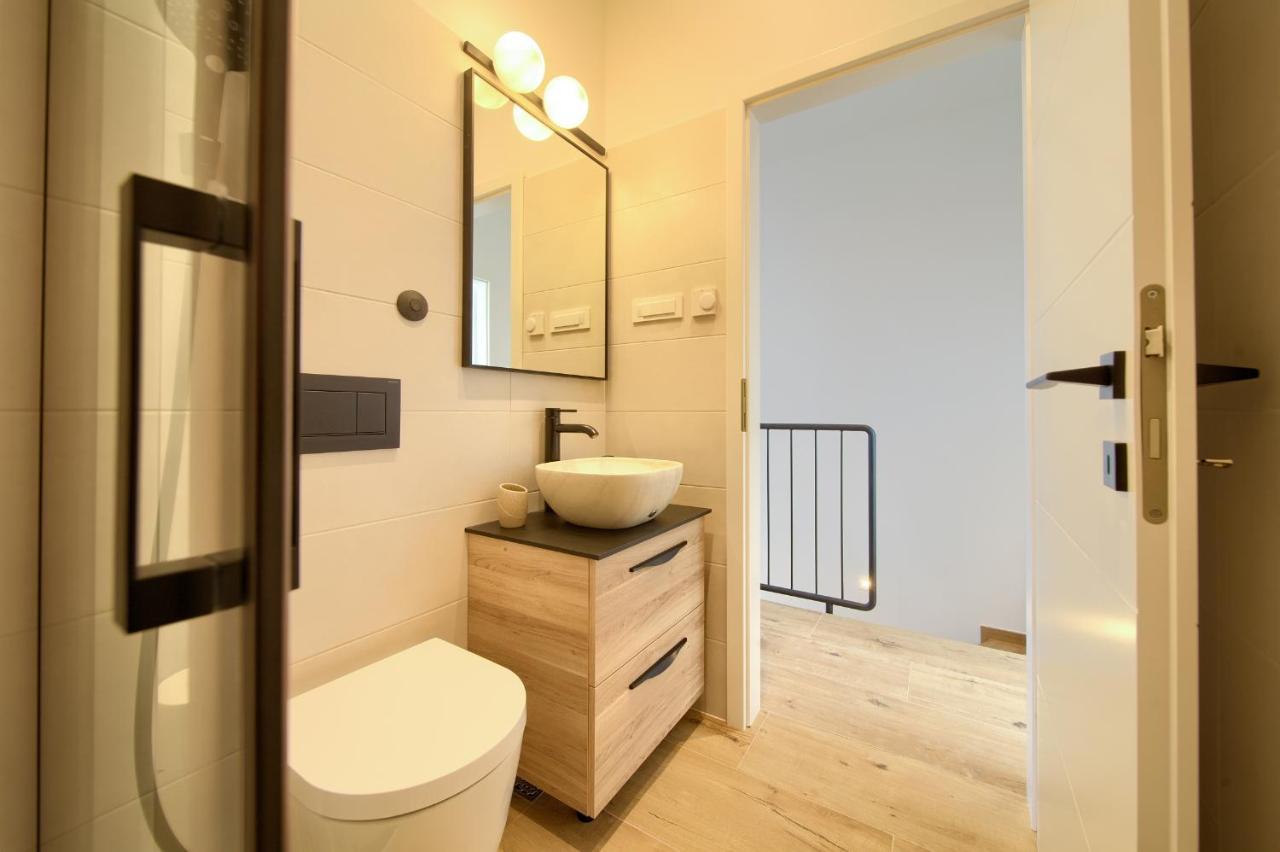 Apartman Placa Njivice Exteriör bild