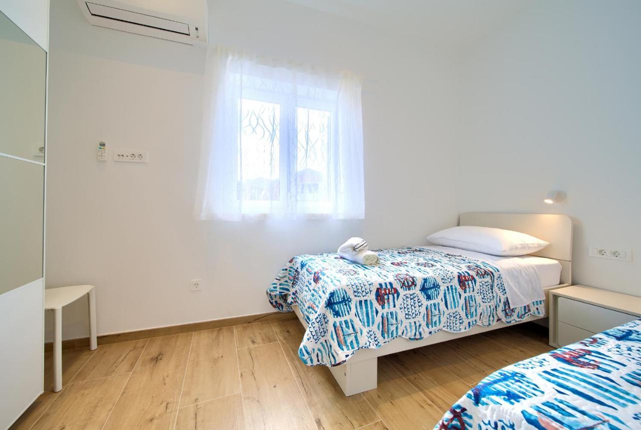 Apartman Placa Njivice Exteriör bild