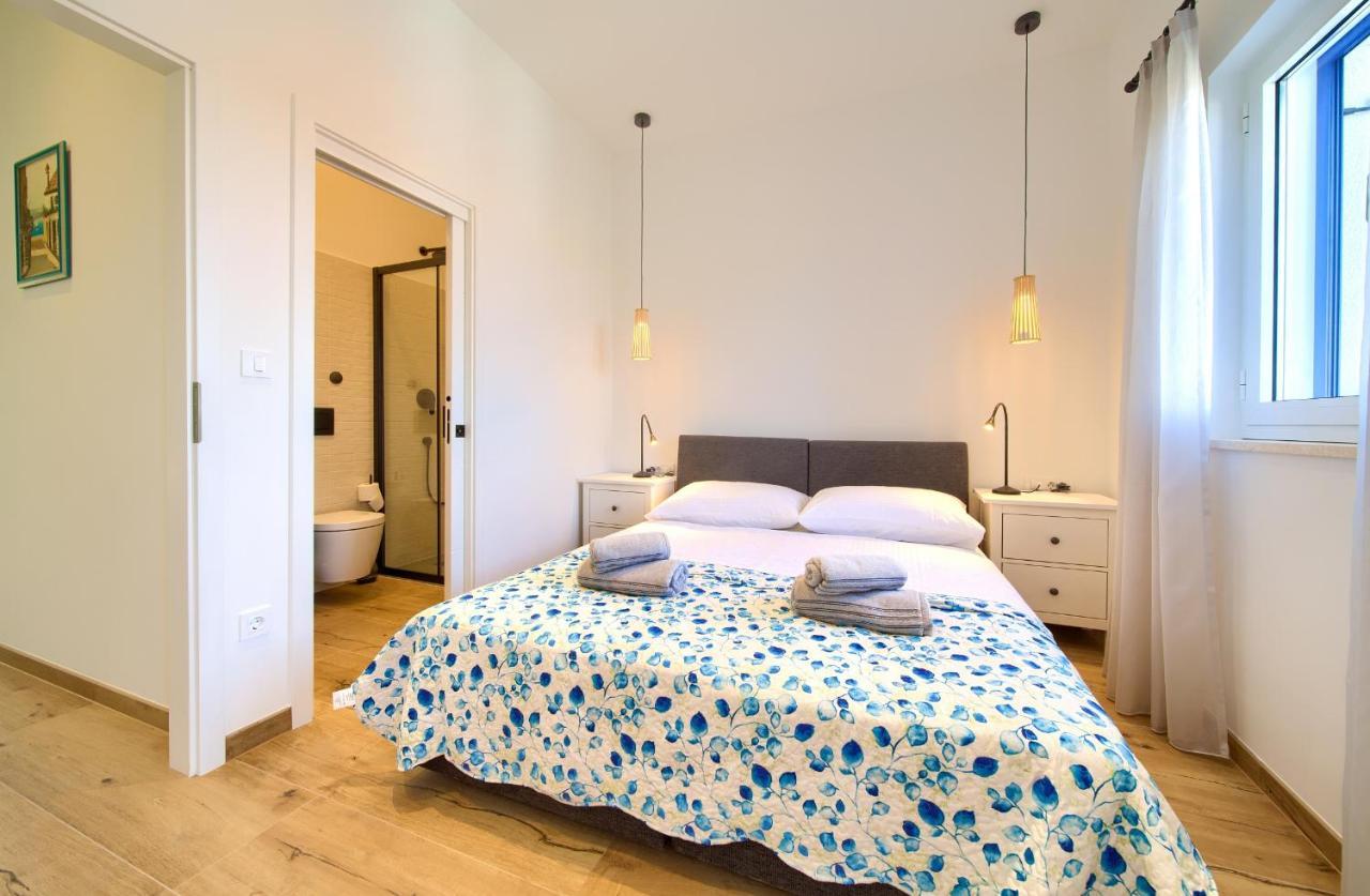 Apartman Placa Njivice Exteriör bild
