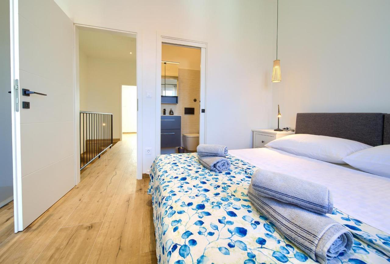 Apartman Placa Njivice Exteriör bild