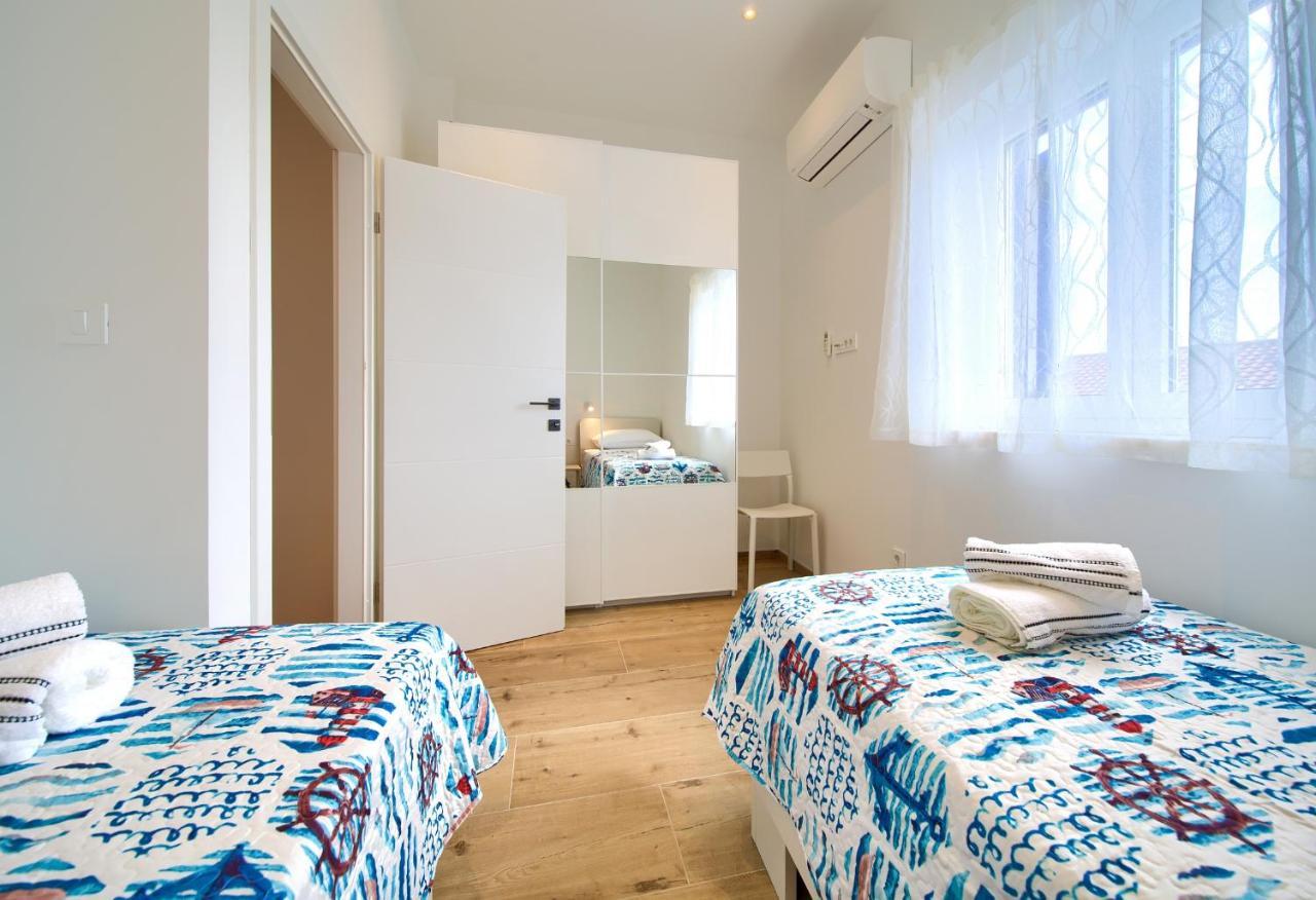 Apartman Placa Njivice Exteriör bild